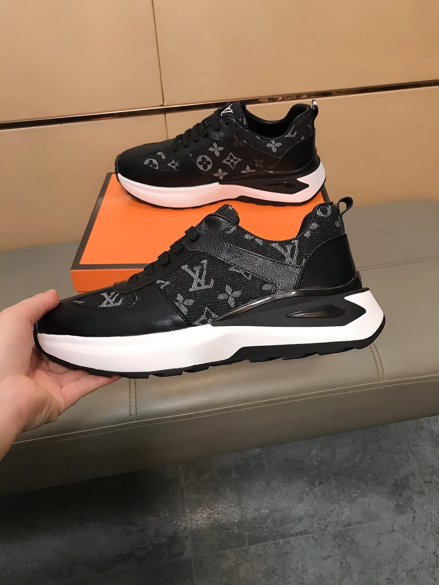 Ex-factory price 442 🔥🆕The hot model [Louis Vuitton] LV🔝 is a high-end brand of men's shoes. The uppers are made of Italian imported cowhide + brand printing materials, and the comfortable lining + sheepskin feet🔥, making walking more convenient and comfortable! Amazing work [color]! Create a fashionable personality to set off your uniqueness! A must-have for trendy men! Classic🔥Size: 38-44